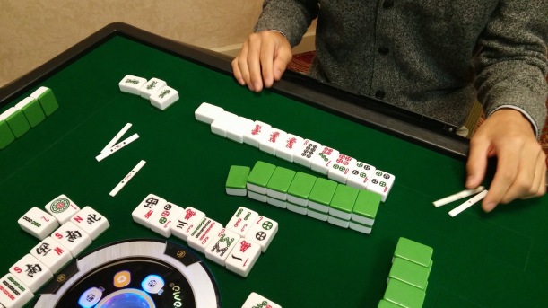 Riichi City] Is there a 3 player ruleset I don't know about that makes the  dora indicator work backwords? : r/Mahjong